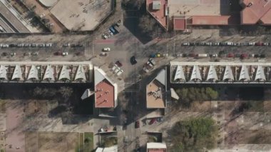 Tipik Şehir Bloklarının Şehir Trafiğiyle Güzel Gün Işığında Barselona İHA Çekimi 