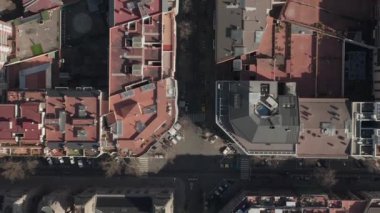 Tipik Şehir Bloklarının Şehir Trafiğiyle Güzel Gün Işığında Barselona İHA Çekimi 