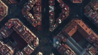 Tipik Şehir Bloklarının Şehir Trafiğiyle Güzel Gün Işığında Barselona İHA Çekimi 