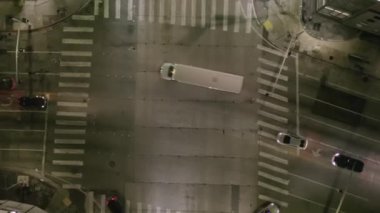 Parlayan Sokaklar ve Şehir Trafik Işıkları ile Kavşak Sokağında Büyük İnşaat Alanı ve Yerdeki Delikler 