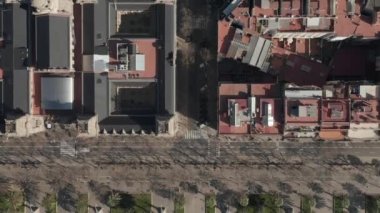 Tipik Şehir Bloklarının Şehir Trafiğiyle Güzel Gün Işığında Barselona İHA Çekimi 