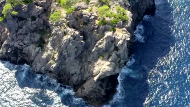 AERIAL: Over Beautiful Coast Line of Tropical Island Mallorca, Espanha com oceano e água azul no verão, Férias durante o dia, Viagens, Sol, Ondas — Vídeo de Stock