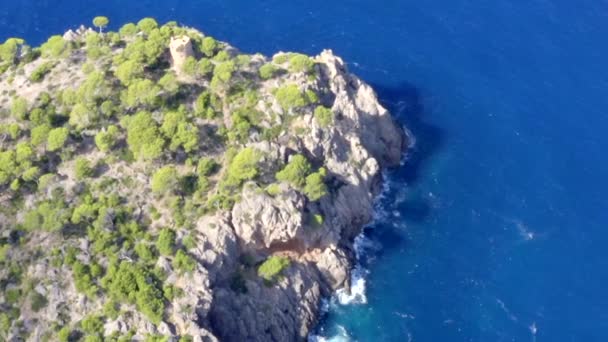 AERIAL: Sobre la línea de costa hermosa de la isla tropical Mallorca, España con el océano y el agua azul en verano, Vacaciones de día, Viajar, Soleado, Olas — Vídeo de stock