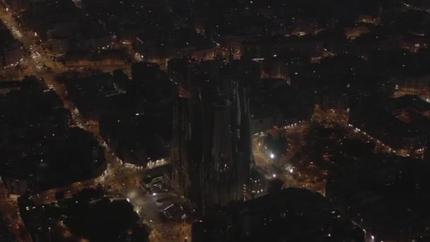 AERIAL: Großaufnahme der Sagrada Familia bei Nacht im schönen Barcelona, Spanien — Stockvideo