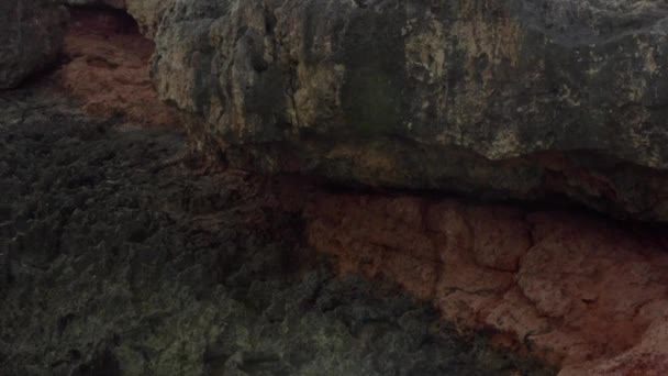 AERIAL: Close Up of Waves batendo rochas de introdução, penhasco, costa no dia ensolarado na ilha de Maiorca tempo ensolarado, sol — Vídeo de Stock