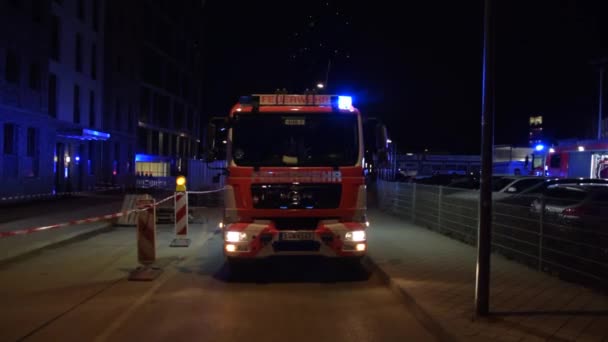 SLOW MOTION: Ciężarówka strażacka ze światłami migającymi we Frankfurcie nad Menem, Niemcy w nocy — Wideo stockowe