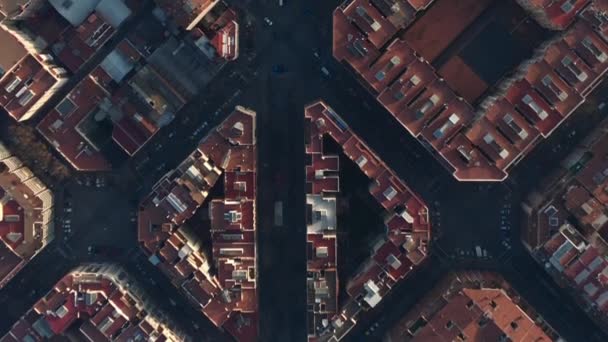 AERIAL: Barcelona Overhead Drone shot van typische stadsblokken in mooi zonlicht met stadsverkeer — Stockvideo