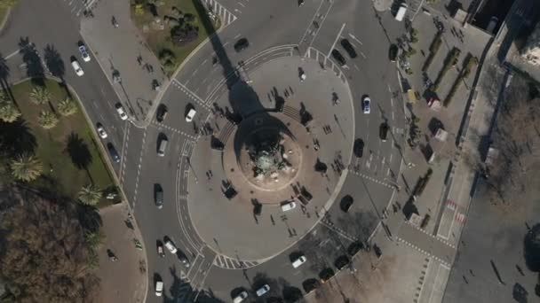 ERIAL: Overhead Shot of Columbus Monument Round about in Barcelona, Spain with Busy Car traffic on Sunny Day — ストック動画