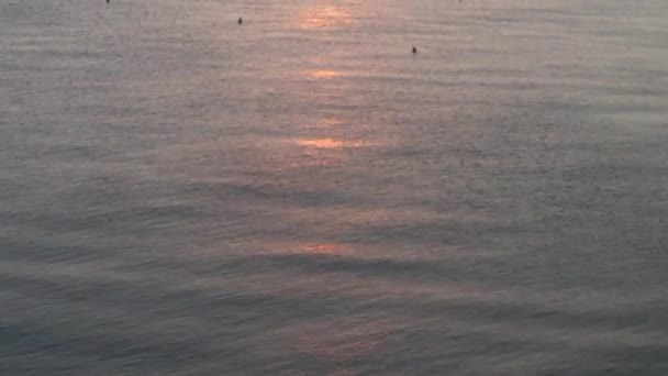 AEREO: Oltre oceano con onde nel tramonto sull'isola tropicale Maiorca, Spagna in vacanza al sole, viaggi, soleggiato — Video Stock