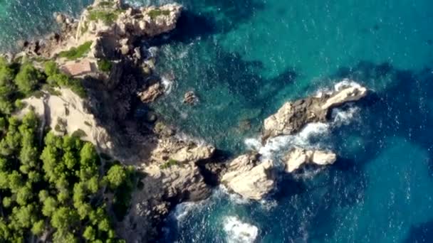 AERIAL: Sobre la línea de costa hermosa de la isla tropical Mallorca, España con el océano y el agua azul en verano, Vacaciones de día, Viajar, Soleado, Olas — Vídeo de stock