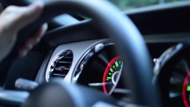 MOTION SLOW : Volant Ford Mustang et indicateur de vitesse Fermer avec avidité, feux rouges pendant la conduite — Video