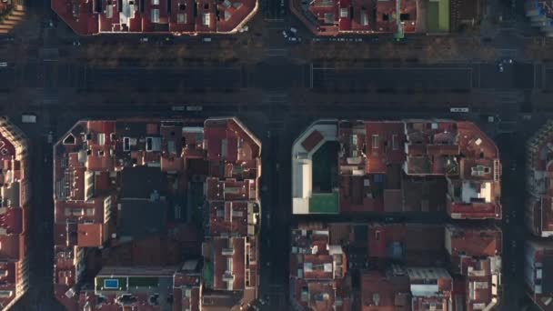 AERIAL: Overhead Drone shot van typische stadsblokken in Barcelona, Spanje in prachtig zonlicht — Stockvideo