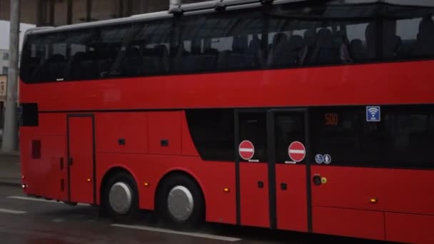 SLOW MOTION: Big Red Bus passando pela Rainy Road em Kassel, Alemanha Daylight — Vídeo de Stock