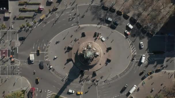 AERIAL: Overhead Shot of Columbus Monument Roundabout w Barcelonie, Hiszpania z ruchliwym ruchem samochodowym w słoneczny dzień — Wideo stockowe