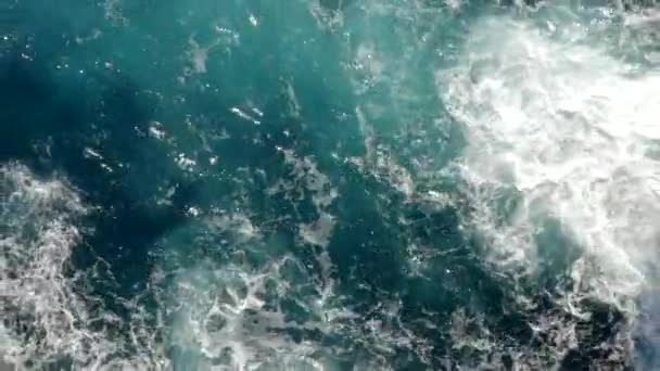 AERIAL: Vogelbeobachtung des schönen Ocean Blue Water an der Felsenküste auf Tropical Island Mallorca, Spail Vacation, Reisen, Sonnig, Wellen — Stockvideo