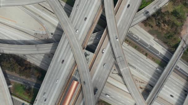 AERIAL: látványos fordulópont Overhead lövés bíró Pregerson Highway mutatja több út, hidak, Viaduktok kis autó forgalom Los Angeles, Kalifornia a gyönyörű napsütéses napon — Stock videók