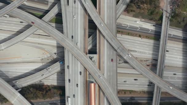 AERIAL: látványos Overhead Shot bíró Pregerson Highway mutatja több út, hidak, Viaduktok kis autó forgalom Los Angeles, Kalifornia gyönyörű napsütéses napon — Stock videók