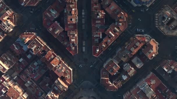 AERIAL: Barcelona Overhead Drone Tiro de blocos típicos da cidade em luz do sol bonita com tráfego urbano — Vídeo de Stock