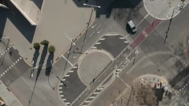 AERIAL: Close Overhead Drone Shot di Barcellona, Spagna Tetti al sole con traffico sulle strade — Video Stock