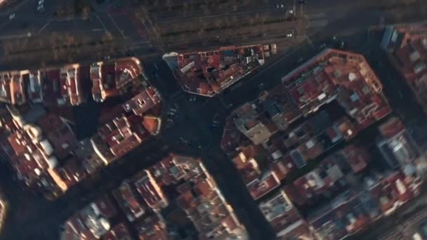 AERIAL: Над головой дрона выстрел типичных городских кварталов в Барселоне, Испания в красивом солнечном свете — стоковое видео