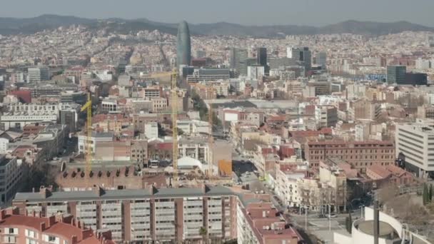 AERIAL: Barcelona Wide Drone Shot of City Towards Center com La Sagrada Familia e Glórias Torre, Torre Agbar — Vídeo de Stock