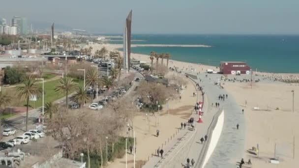 AERIAL: Drone vlucht over het strand van Barcelona op een prachtige zonnige dag met blauwe lucht — Stockvideo