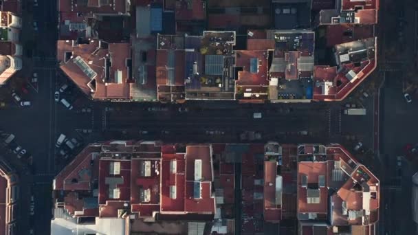 AERIAL: Barcelona Overhead Drone Tiro de blocos típicos da cidade em luz do sol bonita com tráfego urbano — Vídeo de Stock