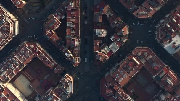 AERIAL: Barcelona Overhead Drone shot van typische stadsblokken en La Sagrada Familia in mooi zonlicht met stadsverkeer — Stockvideo