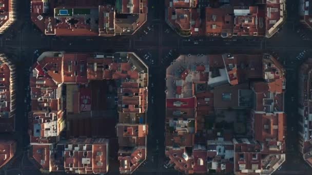 AERIAL: 스페인 바르셀로나 의전 형적 인 도시 자물쇠의 머리 위에서 찍은 아름다운 햇살 — 비디오
