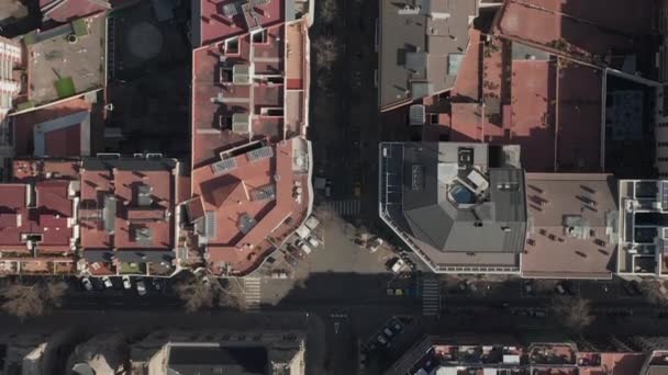 ( 영어 ) AERIAL: Barcelona Overhead Drone shot of typical City Blocks in Beautiful Sunlight with Urban Traffic — 비디오