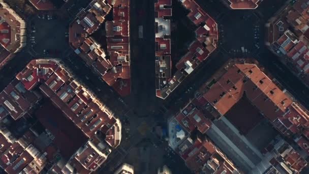 AERIAL: Barcelona Overhead Drone Tiro de blocos típicos da cidade em luz do sol bonita com tráfego urbano — Vídeo de Stock