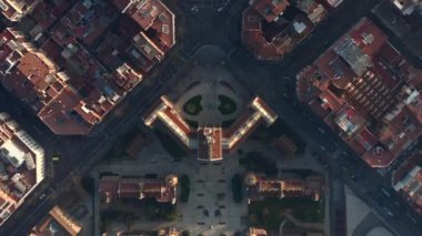 Tipik Şehir Bloklarının Şehir Trafiğiyle Güzel Gün Işığında Barselona İHA Çekimi 