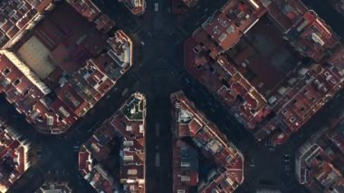 Tipik Şehir Bloklarının Şehir Trafiğiyle Güzel Gün Işığında Barselona İHA Çekimi 