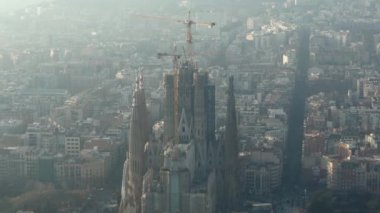 La Sagrada Familia 'ya doğru Güzel Şehir' de Vinçlerle Barcelona, İspanya üzerinde Güneşli Duman 