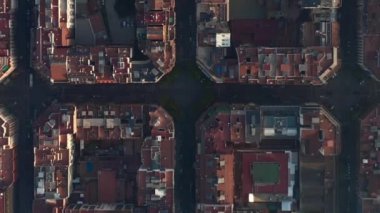 İspanya 'nın Barselona kentindeki Tipik Şehir Bloklarının Güzel Güneş Işığında İnsansız Hava Aracı Çekimi 