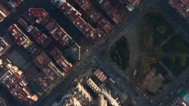 Barcelona Tipik Şehir Bloklarının İHA Çekimi ve Şehir Trafiğiyle Güzel Günışığında La Sagrada Familia 
