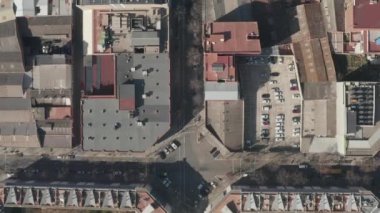 Tipik Şehir Bloklarının Şehir Trafiğiyle Güzel Gün Işığında Barselona İHA Çekimi 