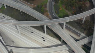 Yargıç Pregerson Büyük Otoyol Bağlantısı, Los Angeles, Kaliforniya 'da çok az araba trafiği olan birden fazla yol, köprü ve viyadük gösteriyor. 