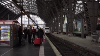 Frankfurt am Main, Almanya Günışığı, Deutsche Bahn, Hauptbahnhof 'daki Merkez Tren İstasyonuna Gelen ICE Treni 