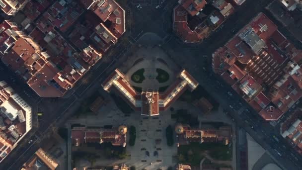 AERIAL: Barcelona Overhead Drone Tiro de blocos típicos da cidade em luz do sol bonita com tráfego urbano — Vídeo de Stock