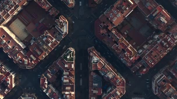 AERIAL: Barcelona overhead Drone Shot of Typical City Blocks in Beautiful Sunlight with Urban Traffic — стокове відео