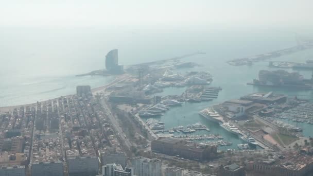 AERIAL: Barcelona Wide Drone shot van de stad naar een prachtige blauwe oceaan en baai — Stockvideo