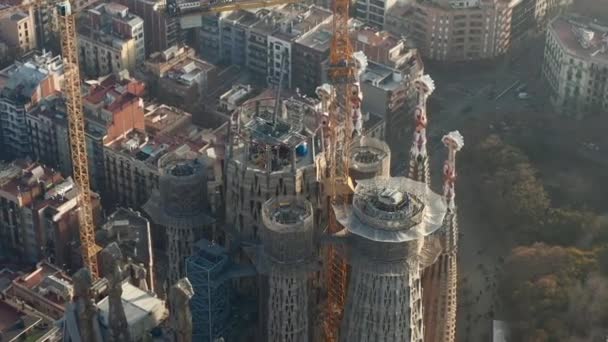АЭРИАЛ: Закрыть кругосветку Ла Саграда Фабрегас с Фабрегасом в небе над Барселоной, Испания — стоковое видео