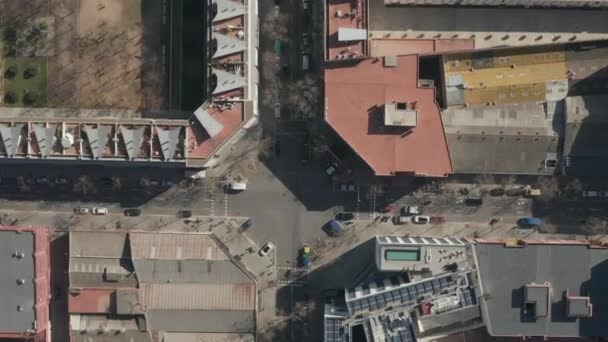 AERIAL: Tiro de aviones no tripulados de Barcelona de bloques típicos de la ciudad a la luz del sol con tráfico urbano — Vídeos de Stock