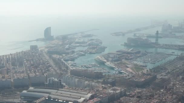 AERIAL: Großer Drohnenangriff von Barcelona auf schönen blauen Ozean und Bucht — Stockvideo