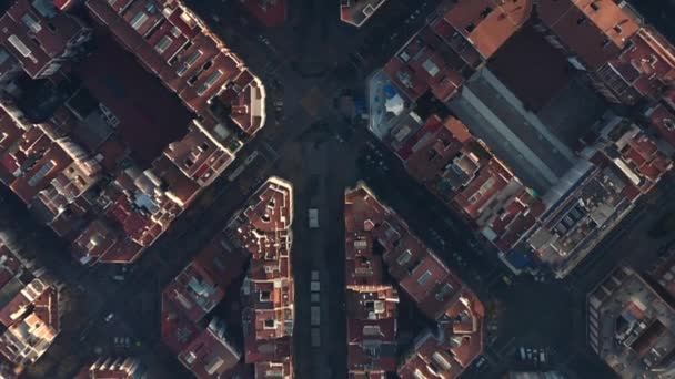 AERIAL: Όβερχεντ drone της Βαρκελώνης Shot των τυπικών μπλοκ πόλης στο όμορφο φως του ήλιου με την αστική κυκλοφορία — Αρχείο Βίντεο