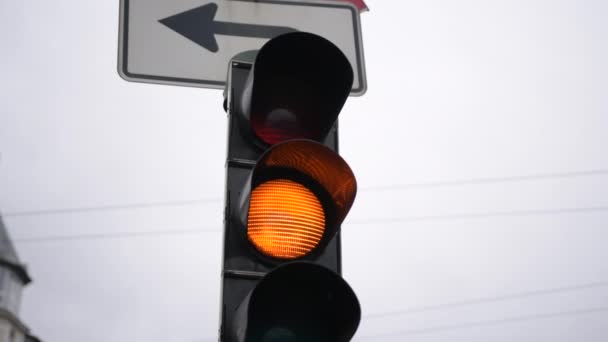 MOTION SLOW : Feu de circulation clignotant, Signal lumineux orange près en Allemagne Lumière du jour — Video