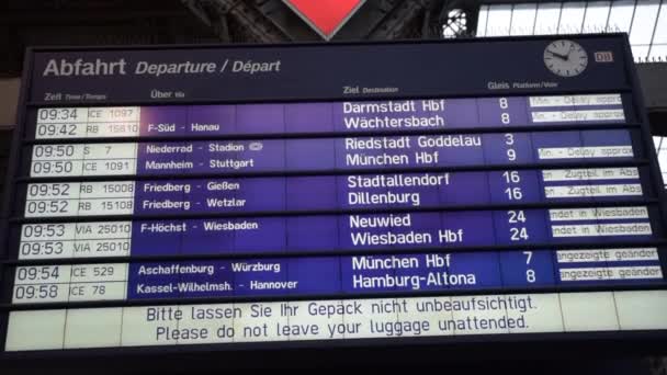 Departure Sign in Central Train Station in Frankfurt am Main, Germany Daylight, Hauptbahnhof — Stock Video