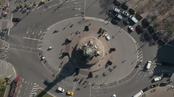 AERIAL: 스페인 바르셀로나에 있는 콜럼버스 기념비 로터리의 오버헤드 샷, 써니 데이에 붐비는 자동차 교통 — 비디오