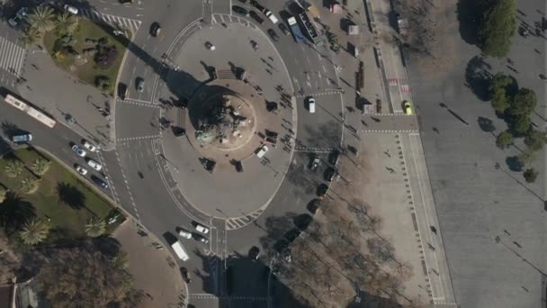 AERIAL: Überkopfschuss des Kolumbus-Monument-Kreisverkehrs in Barcelona, Spanien mit viel Autoverkehr am sonnigen Tag — Stockvideo